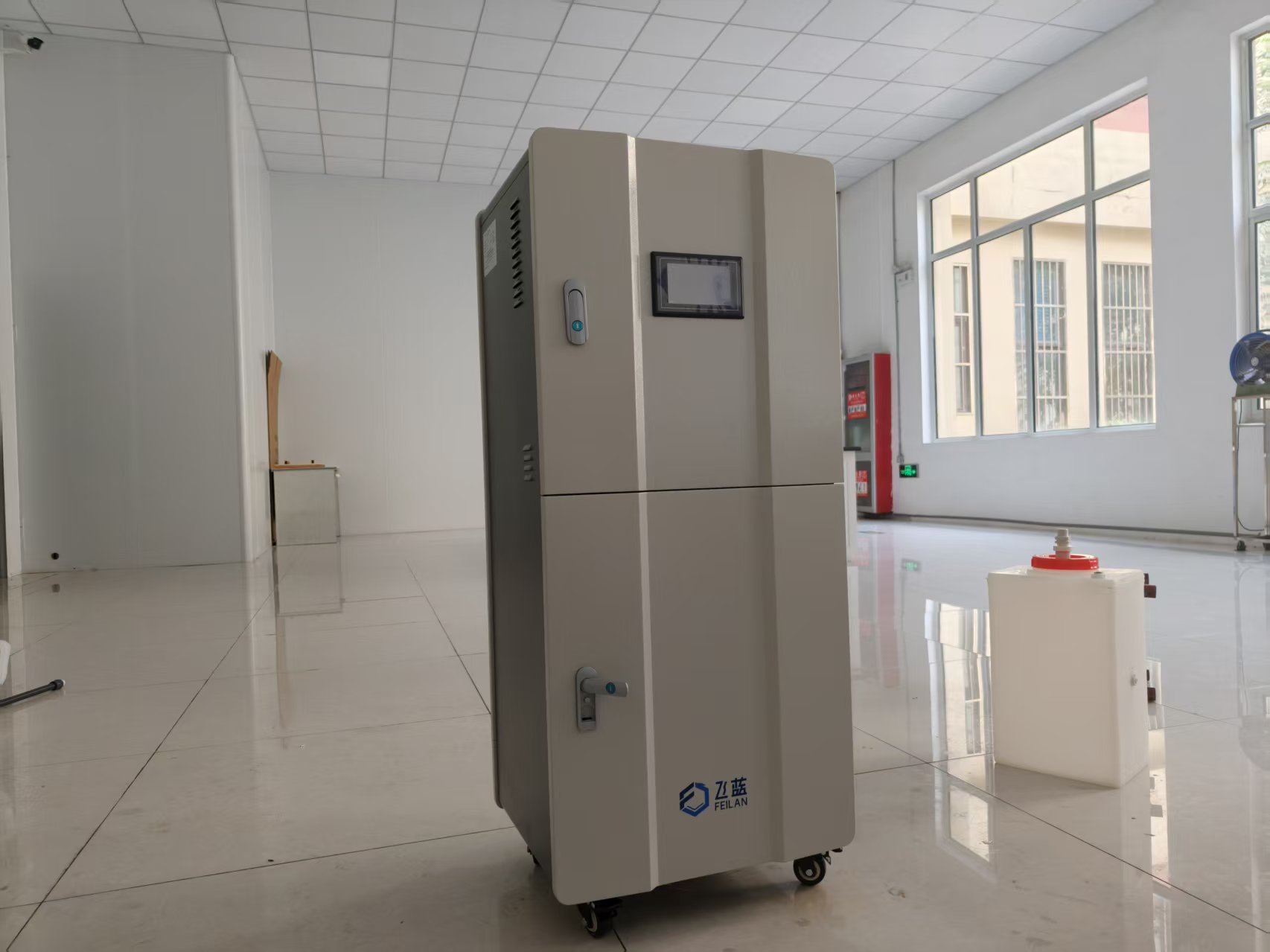 飛藍(lán)堿性電解水機(jī)設(shè)備調(diào)試完成，客戶自提